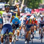 Biniam Girmay beim Überfahren der Ziellinie des Giro d’Italia