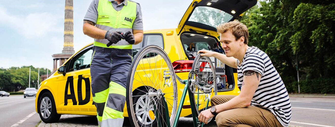 Der ADAC hilft einem Mann mit bei einer Fahrradpanne in Berlin (Quelle: ADAC/Gerd George)