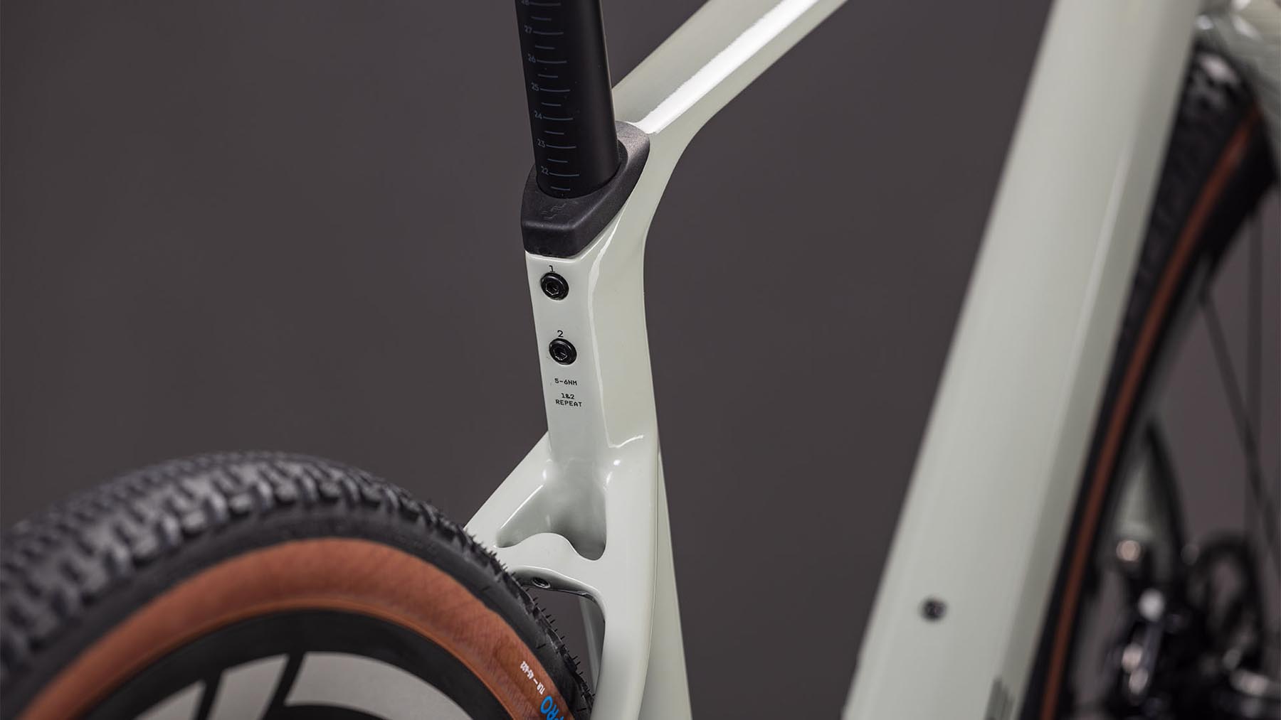 130500-Cube-Nuroad-C-62-SLX-reedbeige-n-chrome-2026-Gravel-Bike-02