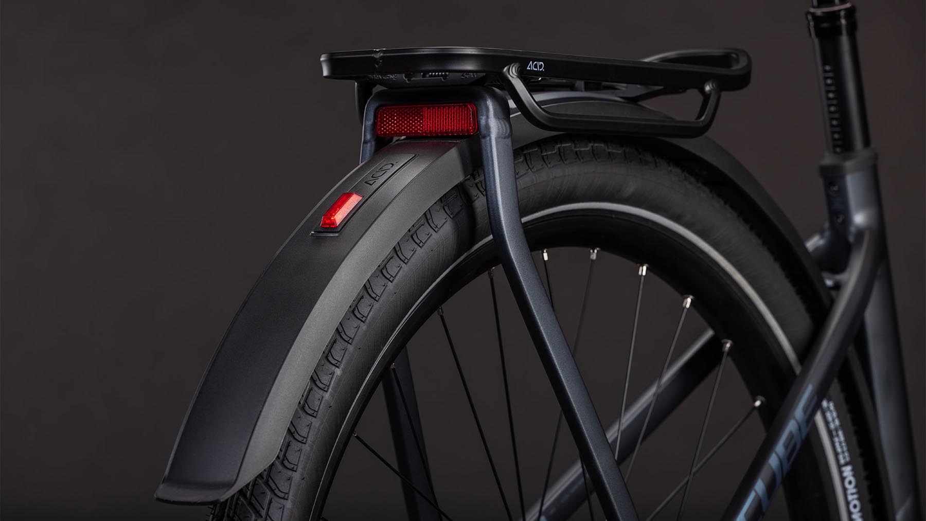 112112E-Cube-Kathmandu-Hybrid-ONE-800-metallicgrey-n-grey-2026-EBike-Trekkingrad-Tiefeinsteiger-03