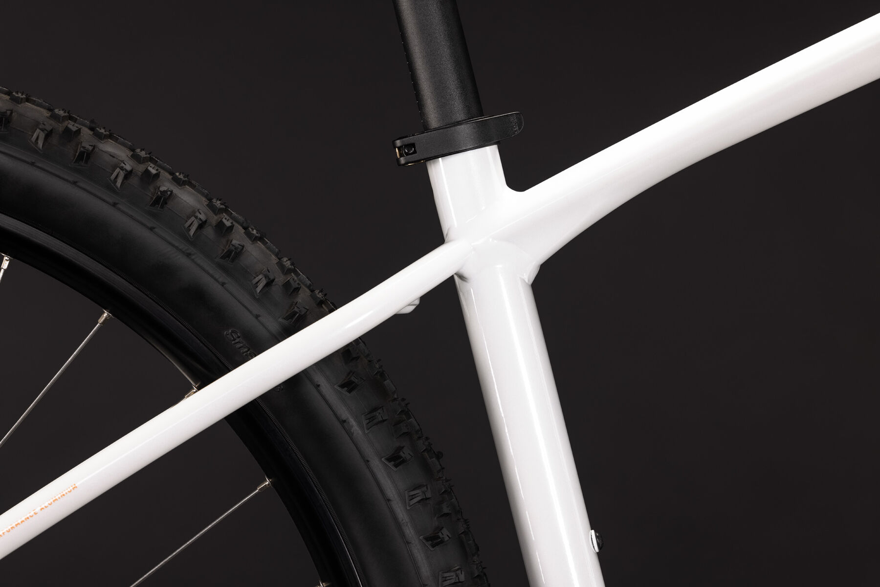1140110-Cube-Aim-ONE-metallicwhite-n-black-2027-04