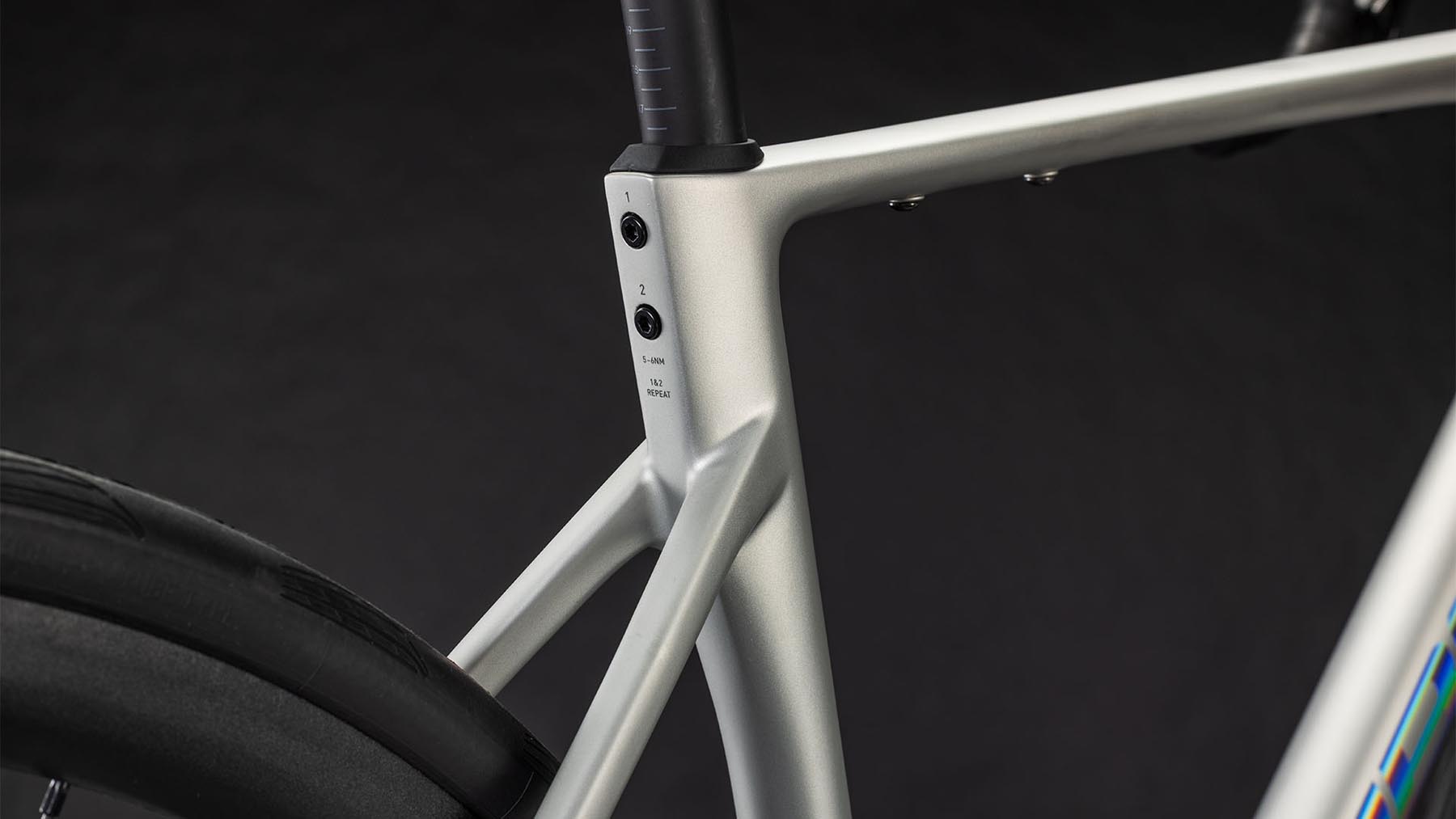 125600-Cube-Attain-C-62-SLX-sleekgrey-n-prism-2026-Carbon-Rennrad-05