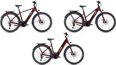 Zu sehen sind drei dunkelrote Cube Touring Hybrid ONE E-Bikes, jeweils mit einem Diamant-Rahmen, ein Trapez-Rahmen und ein Tiefeinsteiger-Rahmen.