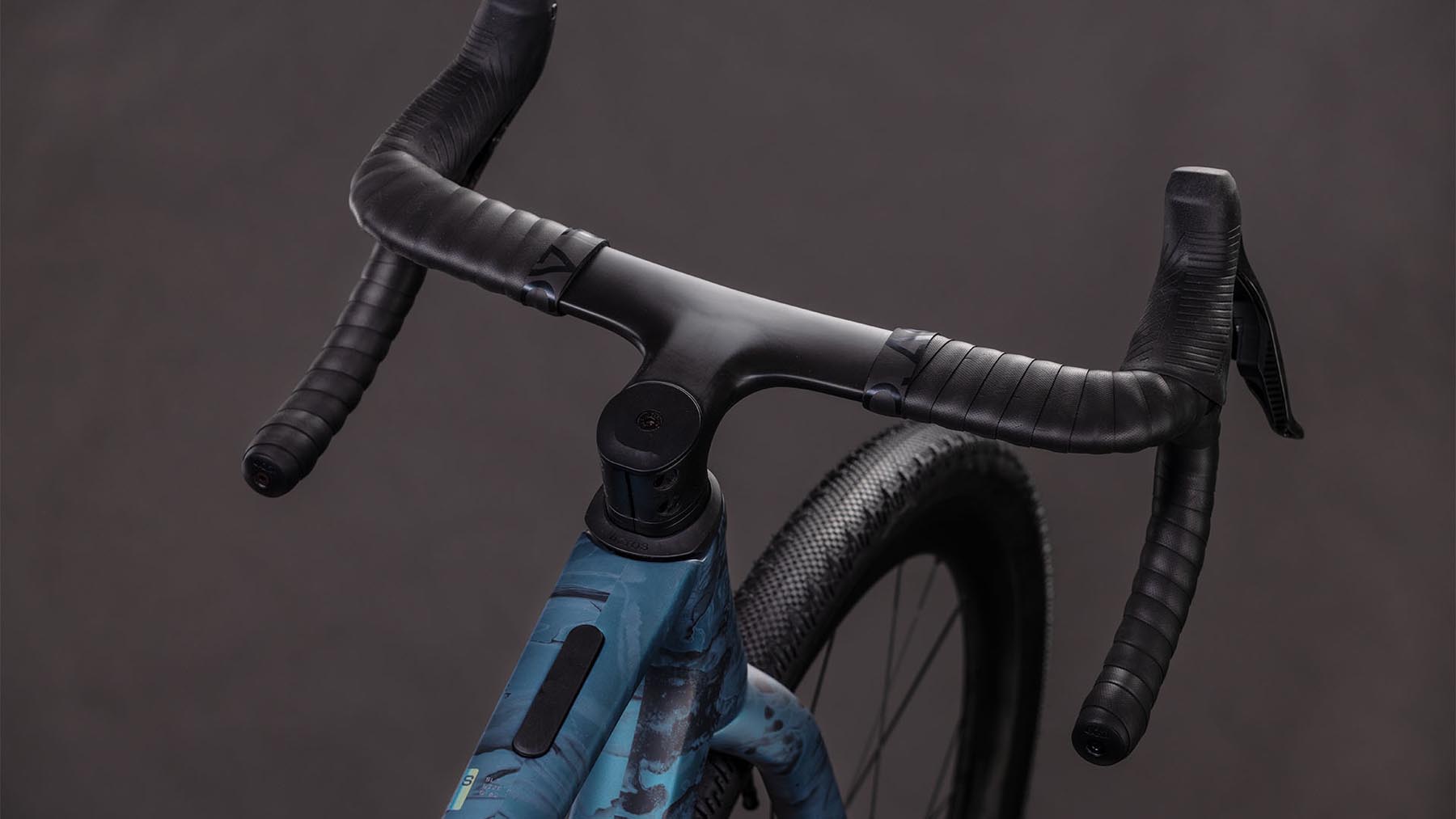 130600-Cube-Nuroad-C-62-SLT-royalgreen-n-fume-2026-Gravel-Bike-02
