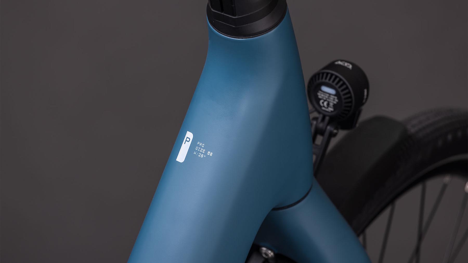 112901E-Cube-Kathmandu-Hybrid-C-62-Pro-400X-spectralblue-n-prism-2026-EBike-Trekkingrad-Tiefeinsteiger-01