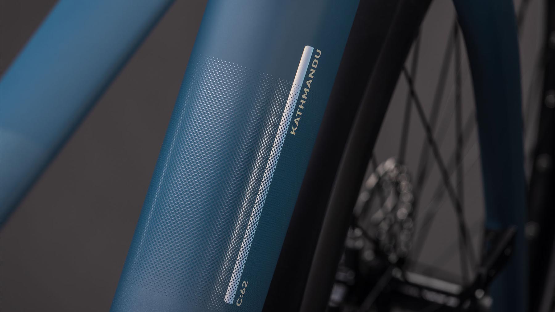 112900-Cube-Kathmandu-Hybrid-C-62-Pro-400X-spectralblue-n-prism-2026-EBike-Trekkingrad-Herren-02