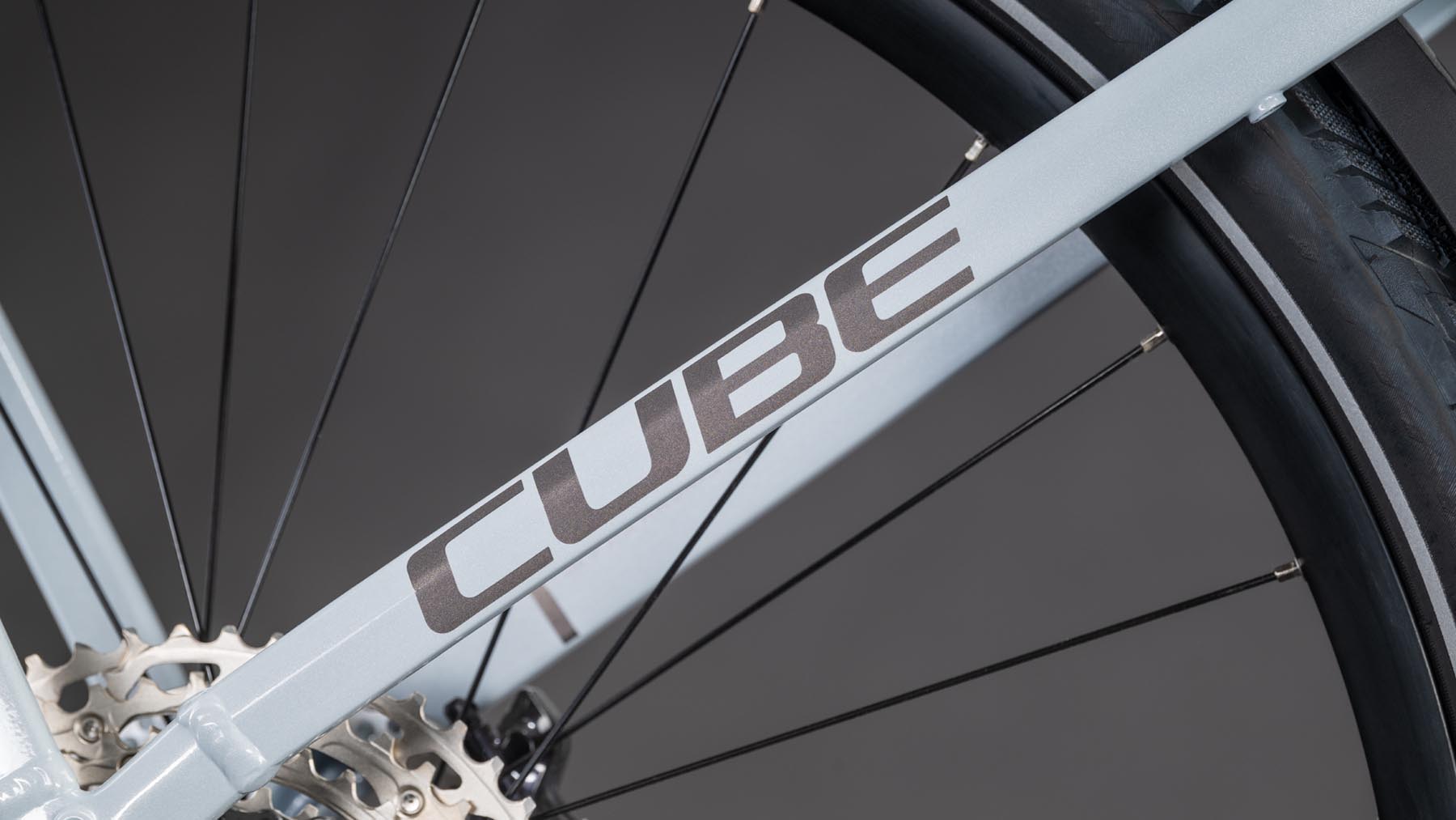 112612E-Cube-Kathmandu-Hybrid-SLX-800-foggrey-n-grey-2026-EBike-Trekkingrad-Tiefeinsteiger-04