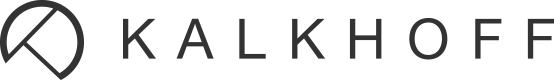 Zu sehen ist das Logo der Marke Kalkhoff mit schwarzem Schriftzug in klaren, schmalen Großbuchstaben, links daneben ein stilisiertes rundes Symbol mit einem „K“ in der Mitte.