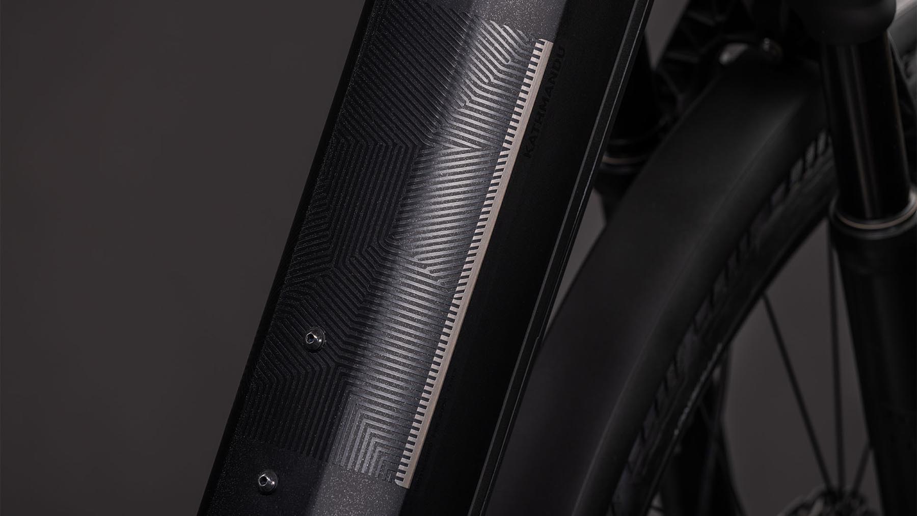 112602E-Cube-Kathmandu-Hybrid-SLX-800-silverdust-n-chrome-2026-EBike-Trekkingrad-Tiefeinsteiger-03