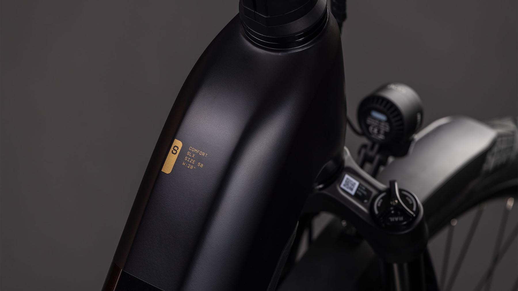 112702E-Cube-Kathmandu-Hybrid-Comfort-SLX-800-solareclipse-n-gold-2026-EBike-Trekkingrad-Tiefeinsteiger-01