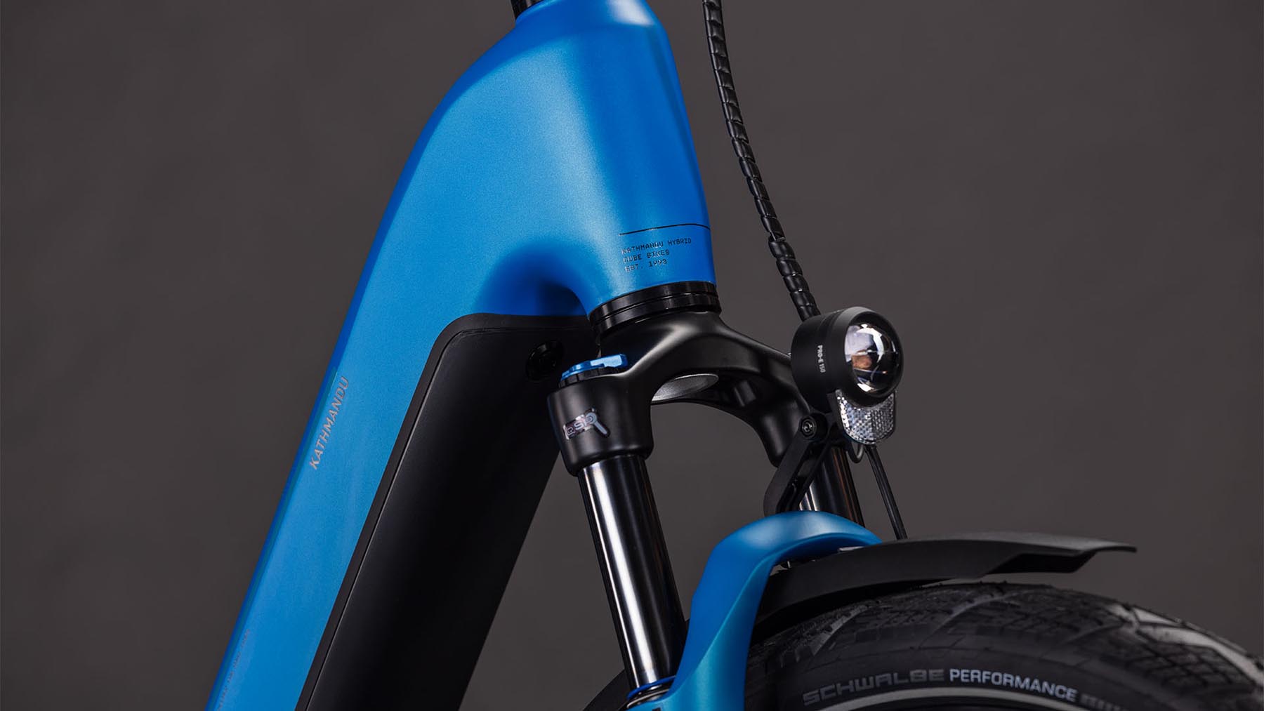 112312E-Cube-Kathmandu-Hybrid-Comfort-Pro-800-azure-n-black-2026-EBike-Trekkingrad-Tiefeinsteiger-05