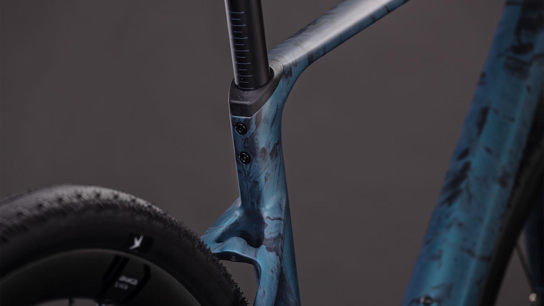 130600-Cube-Nuroad-C-62-SLT-royalgreen-n-fume-2026-Gravel-Bike-04