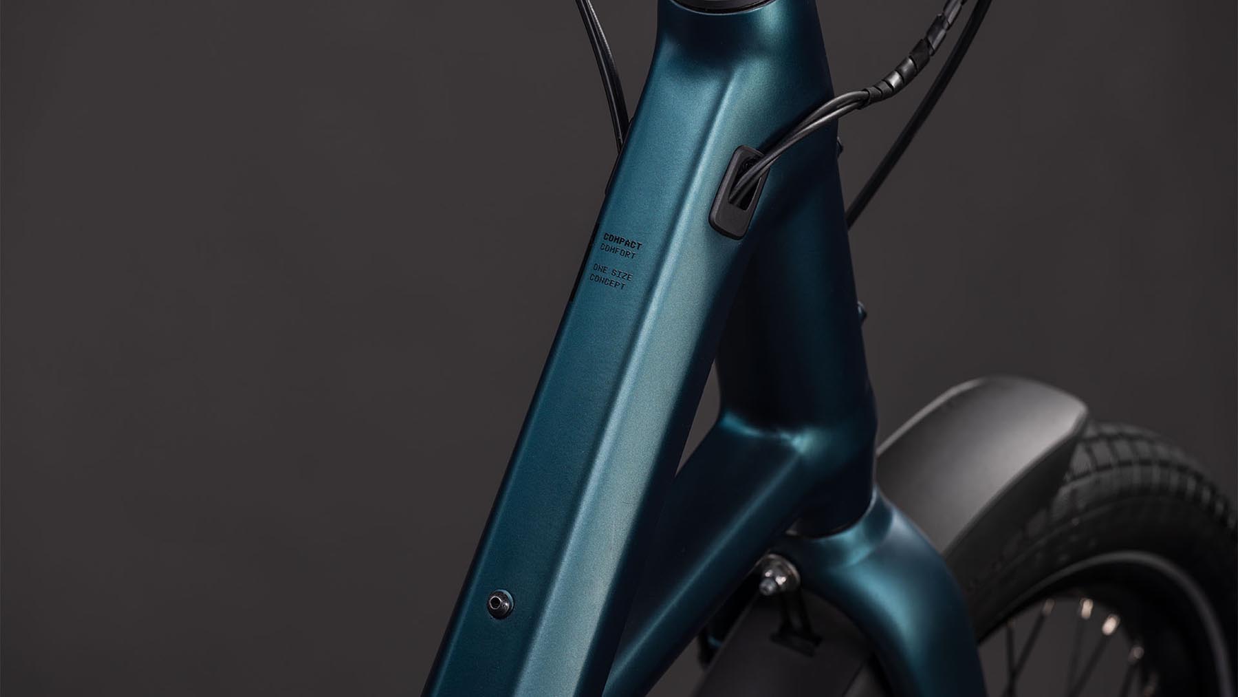 118300-Cube-Compact-Hybrid-545-royalgreen-n-black-2026-EBike-Kompaktrad-01