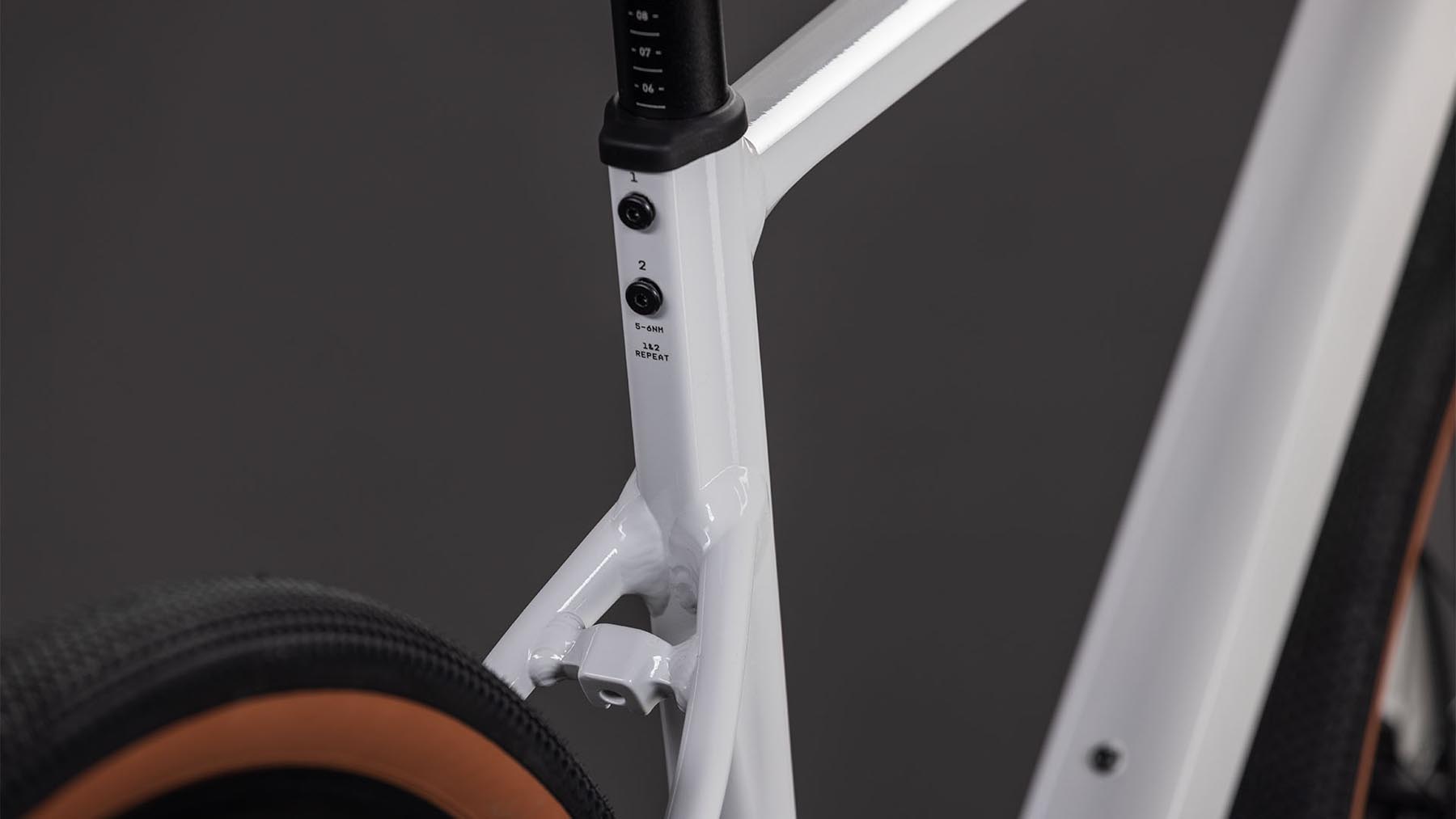 129400-Cube-Nuroad-EX-cotton-n-grey-2026-Gravel-Bike-02