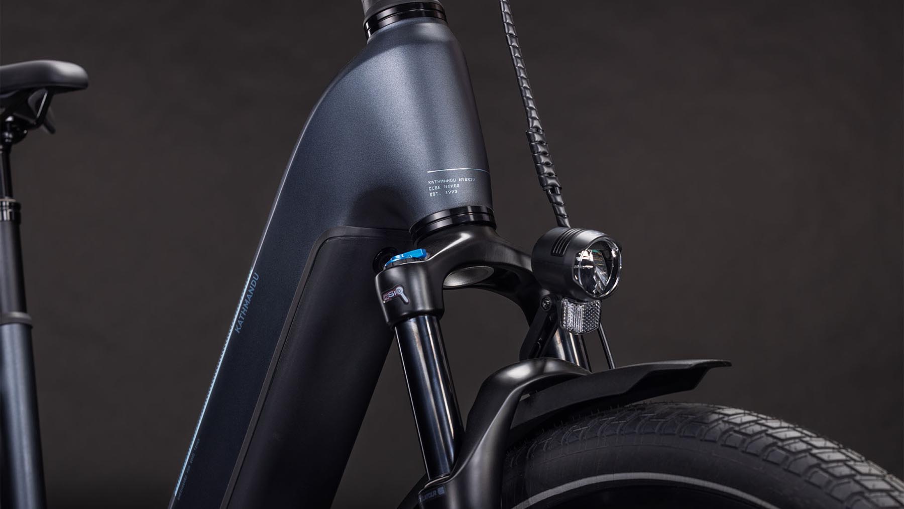 112112E-Cube-Kathmandu-Hybrid-ONE-800-metallicgrey-n-grey-2026-EBike-Trekkingrad-Tiefeinsteiger-01