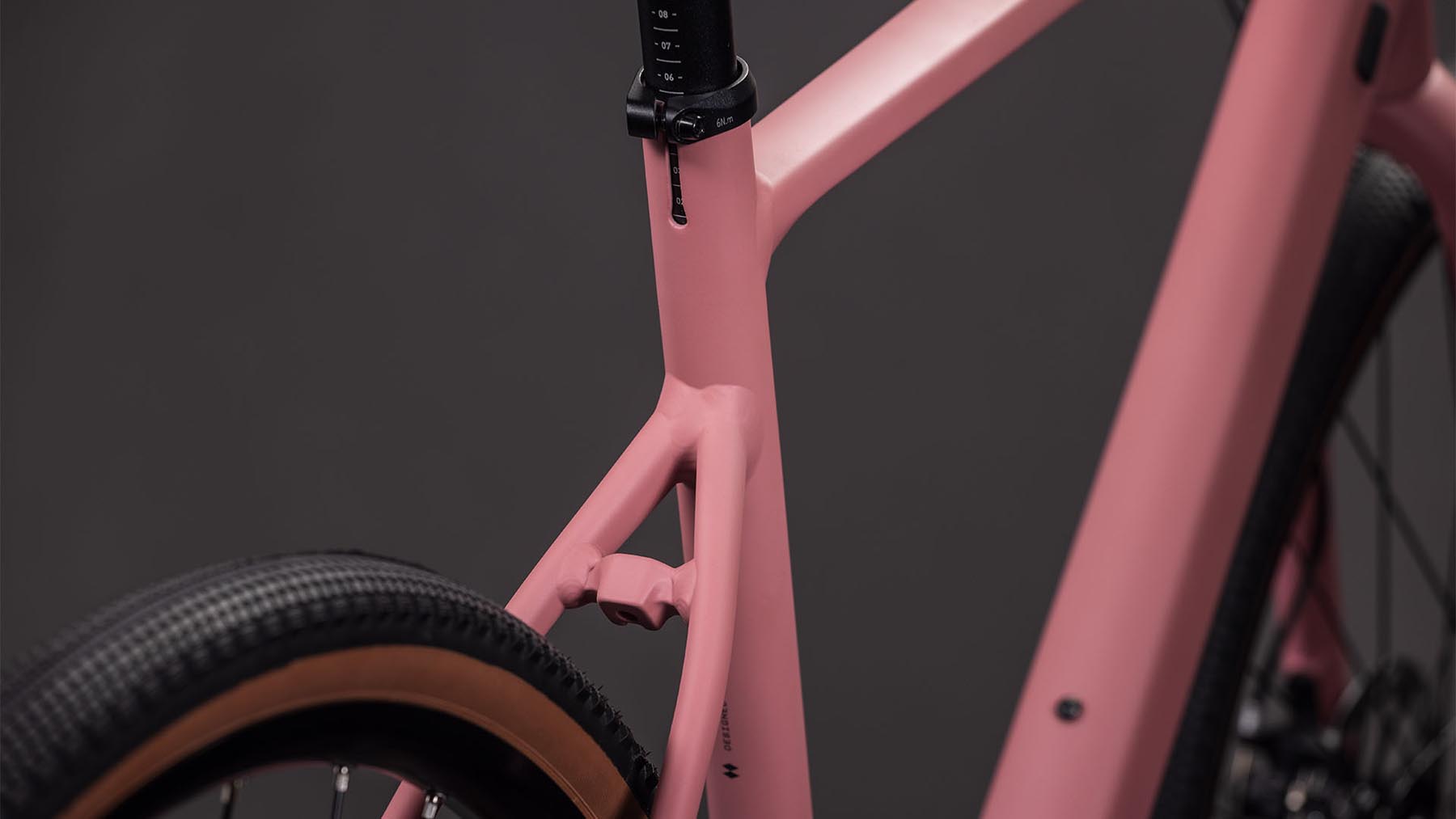 129210-Cube-Nuroad-ONE-ruby-n-puce-2026-Gravel-Bike-03