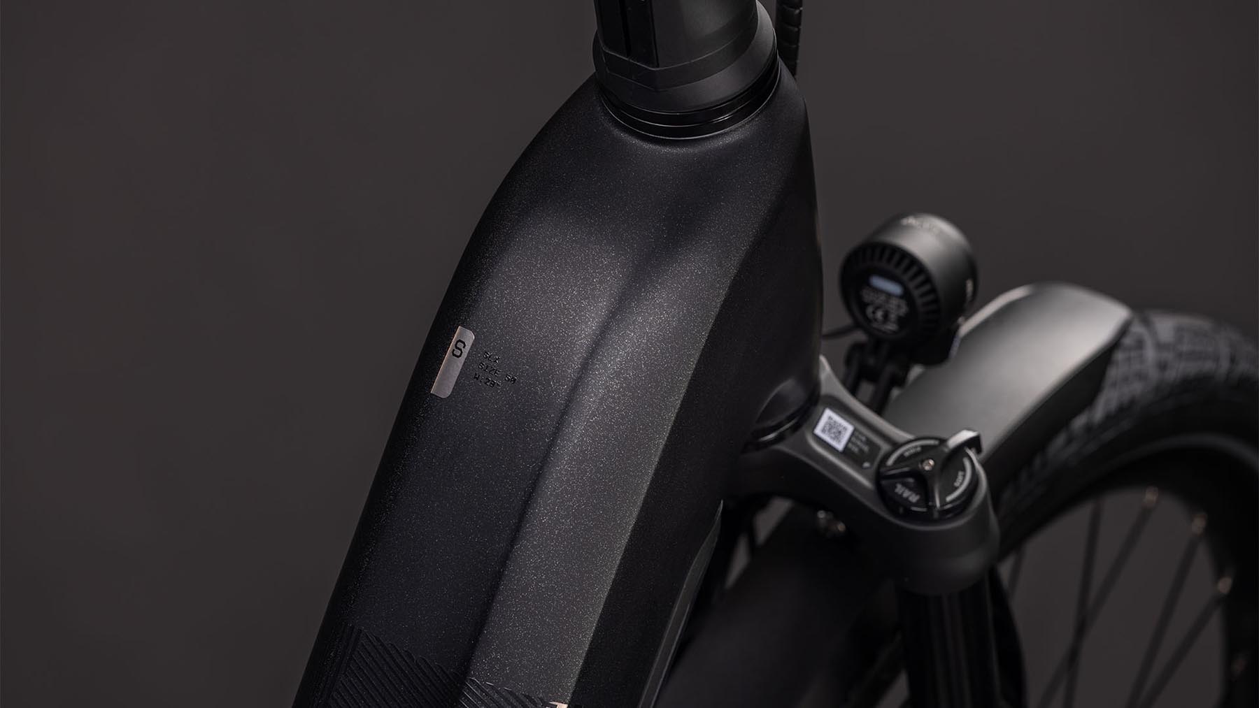 112602E-Cube-Kathmandu-Hybrid-SLX-800-silverdust-n-chrome-2026-EBike-Trekkingrad-Tiefeinsteiger-01