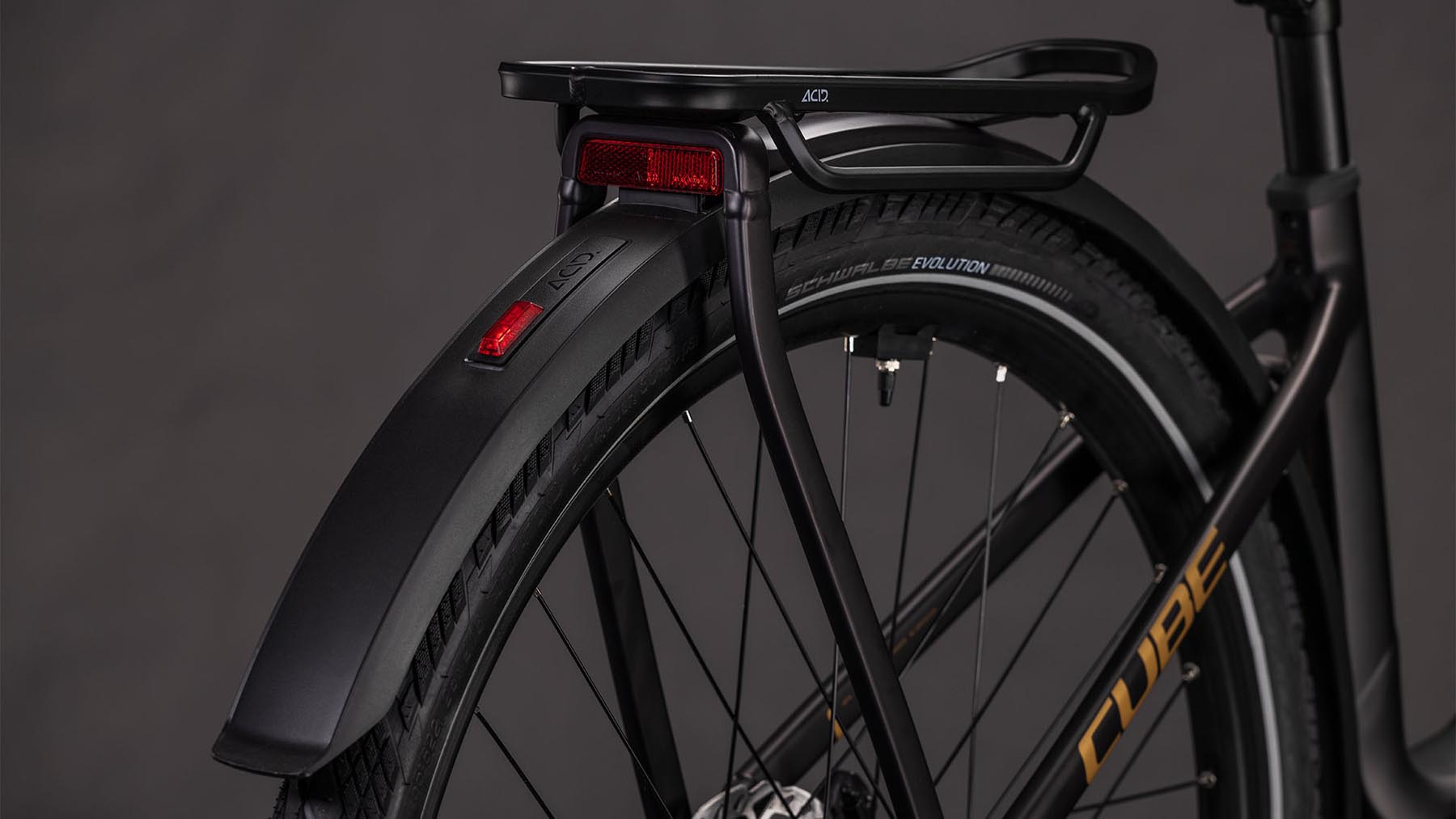 112702E-Cube-Kathmandu-Hybrid-Comfort-SLX-800-solareclipse-n-gold-2026-EBike-Trekkingrad-Tiefeinsteiger-03