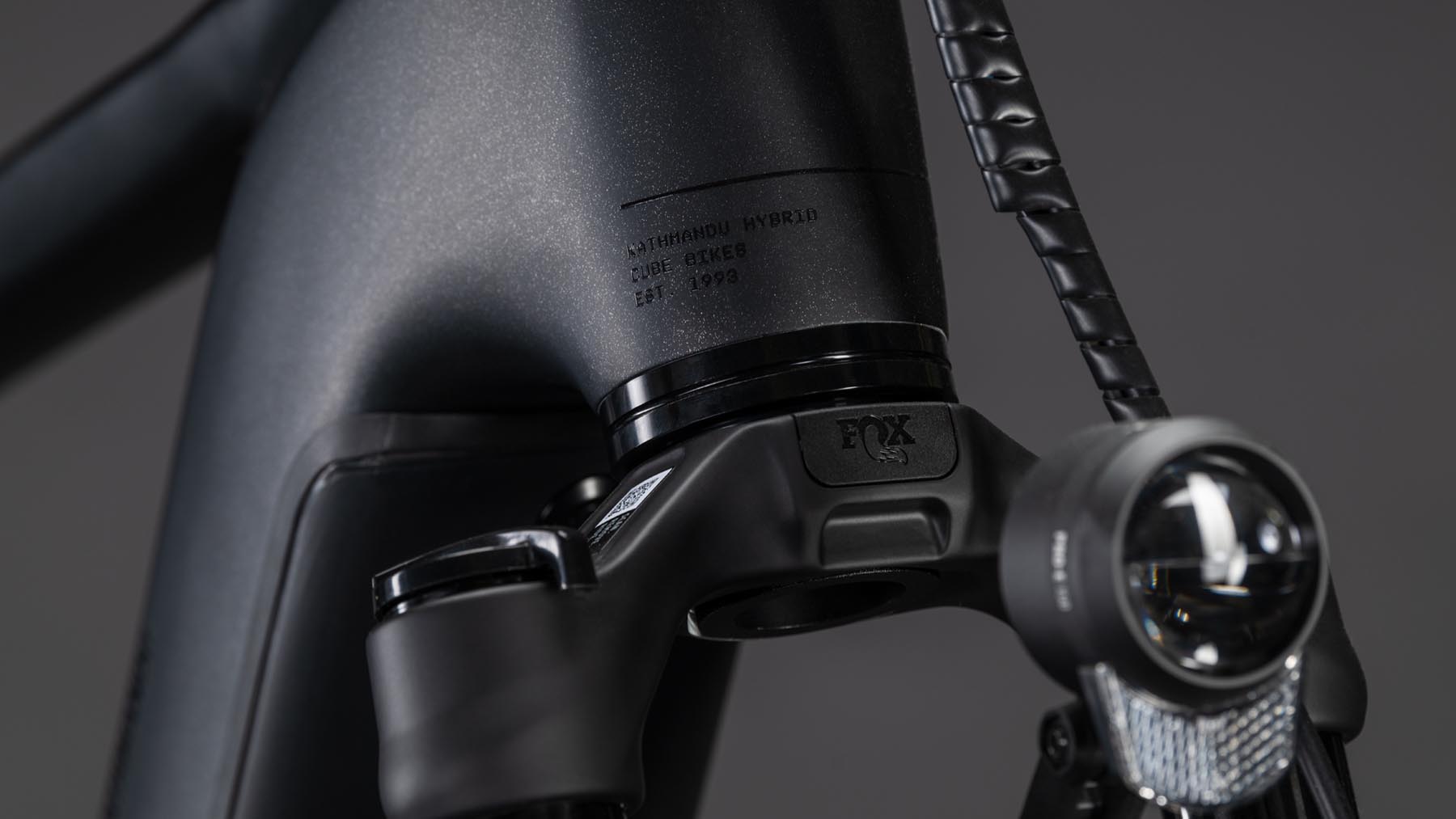 112600-Cube-Kathmandu-Hybrid-SLX-800-silverdust-n-chrome-2026-EBike-Trekkingrad-Herren-06