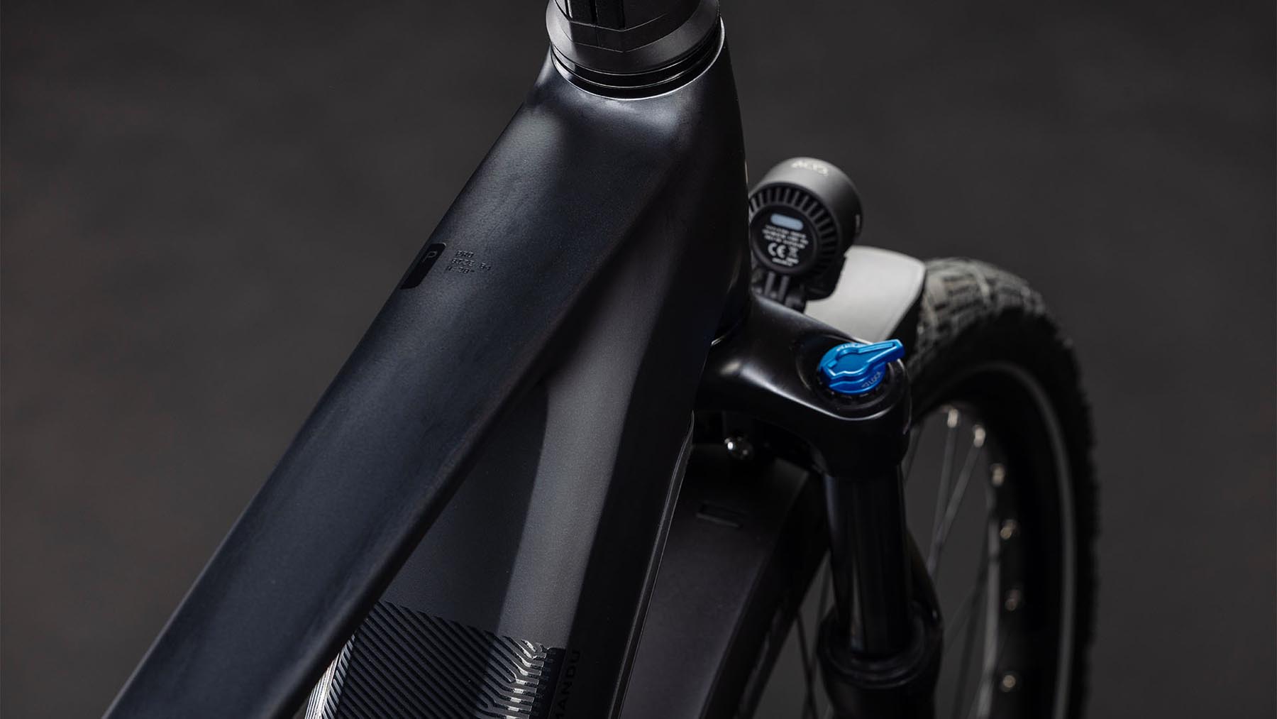 112200-Cube-Kathmandu-Hybrid-Pro-800-coal-n-black-2026-EBike-Trekkingrad-Herren-02