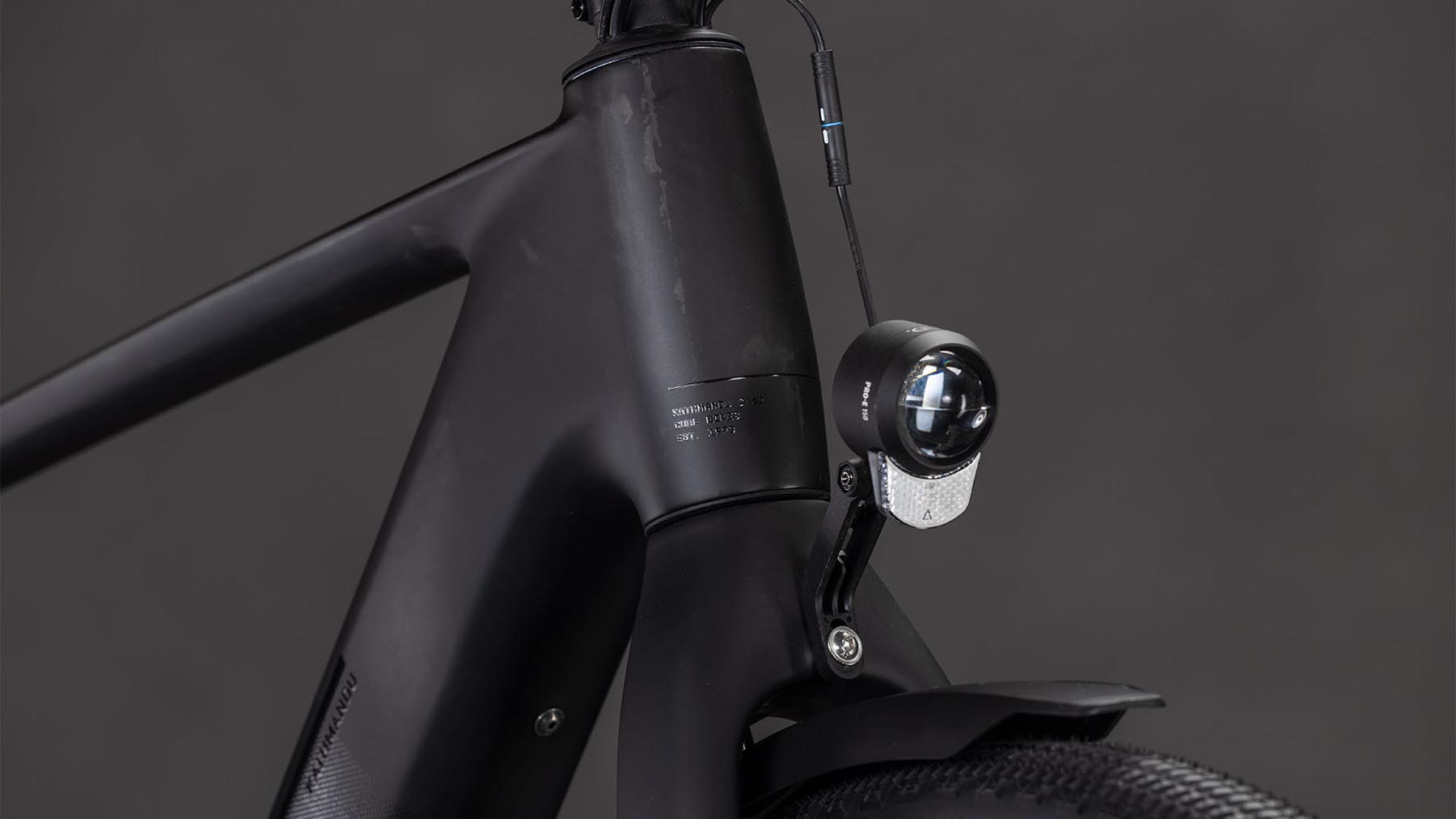 112920-Cube-Kathmandu-Hybrid-C-62-SLX-400X-liquidblack-n-bluedust-2026-EBike-Trekkingrad-Herren-05