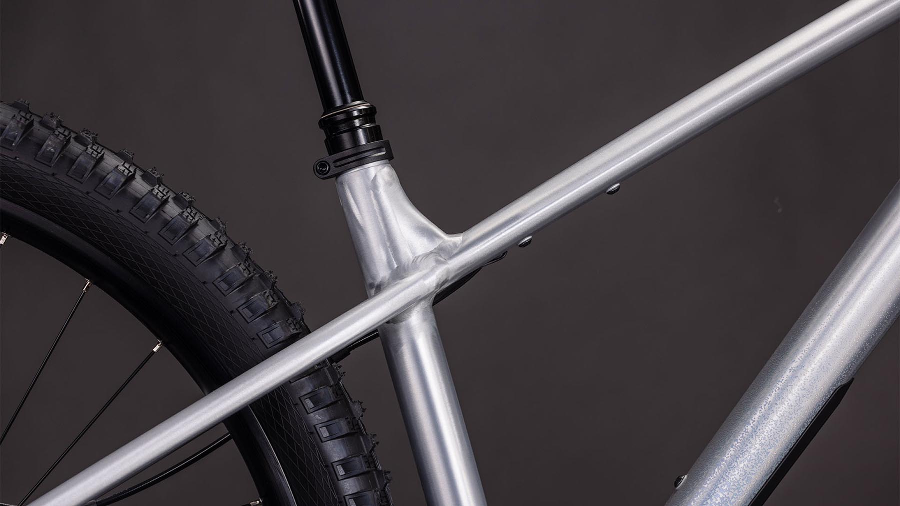 144100-Cube-Reaction-TM-ONE-rawmetal-n-blue-2026-Hardtail-Mountainbike-04