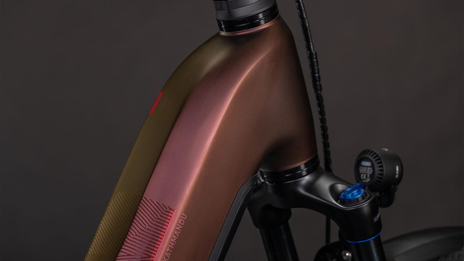 112212E-Cube-Kathmandu-Hybrid-Pro-800-sunglow-n-chrome-2026-EBike-Trekkingrad-Tiefeinsteiger-01