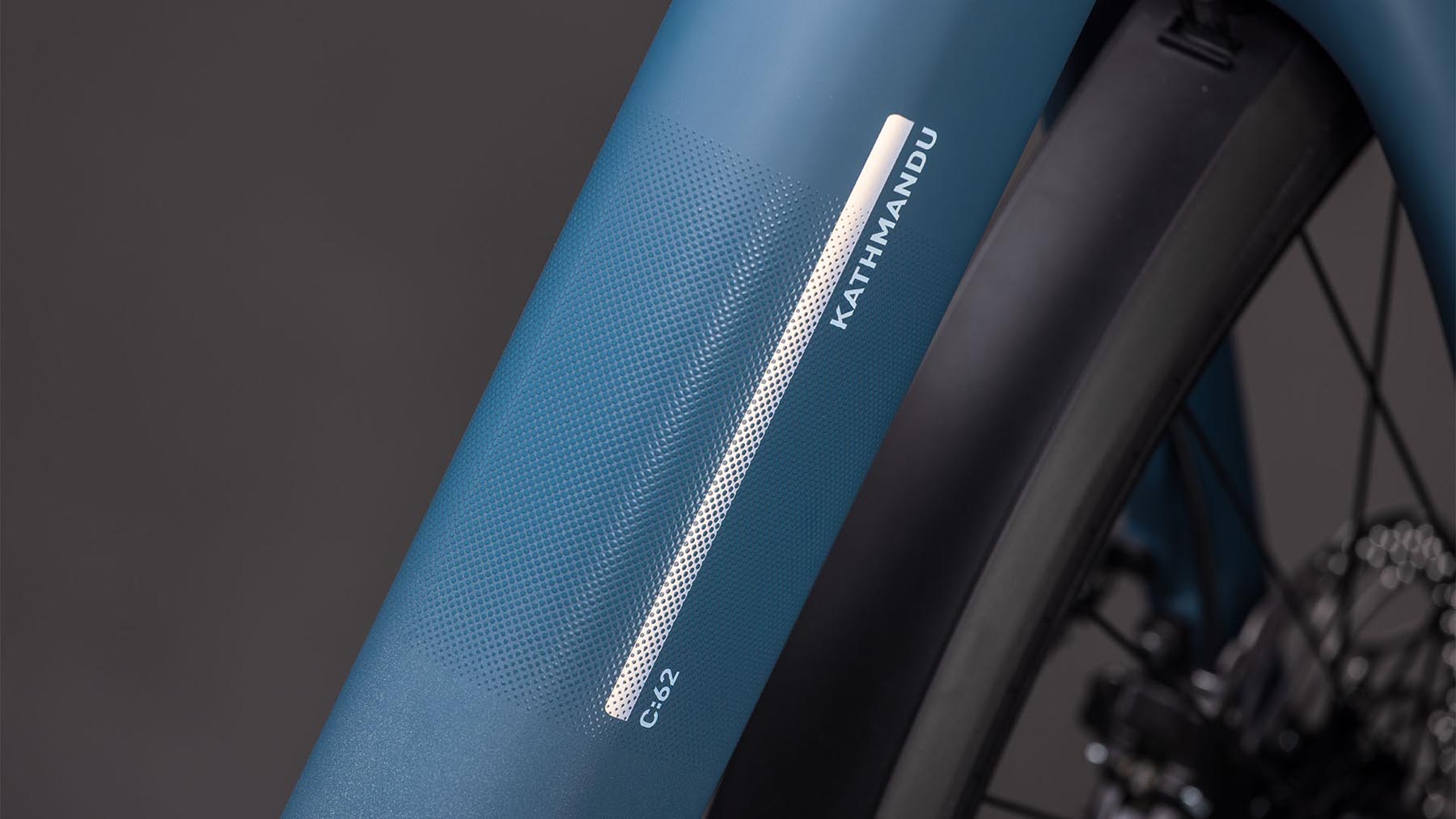 112901E-Cube-Kathmandu-Hybrid-C-62-Pro-400X-spectralblue-n-prism-2026-EBike-Trekkingrad-Tiefeinsteiger-02