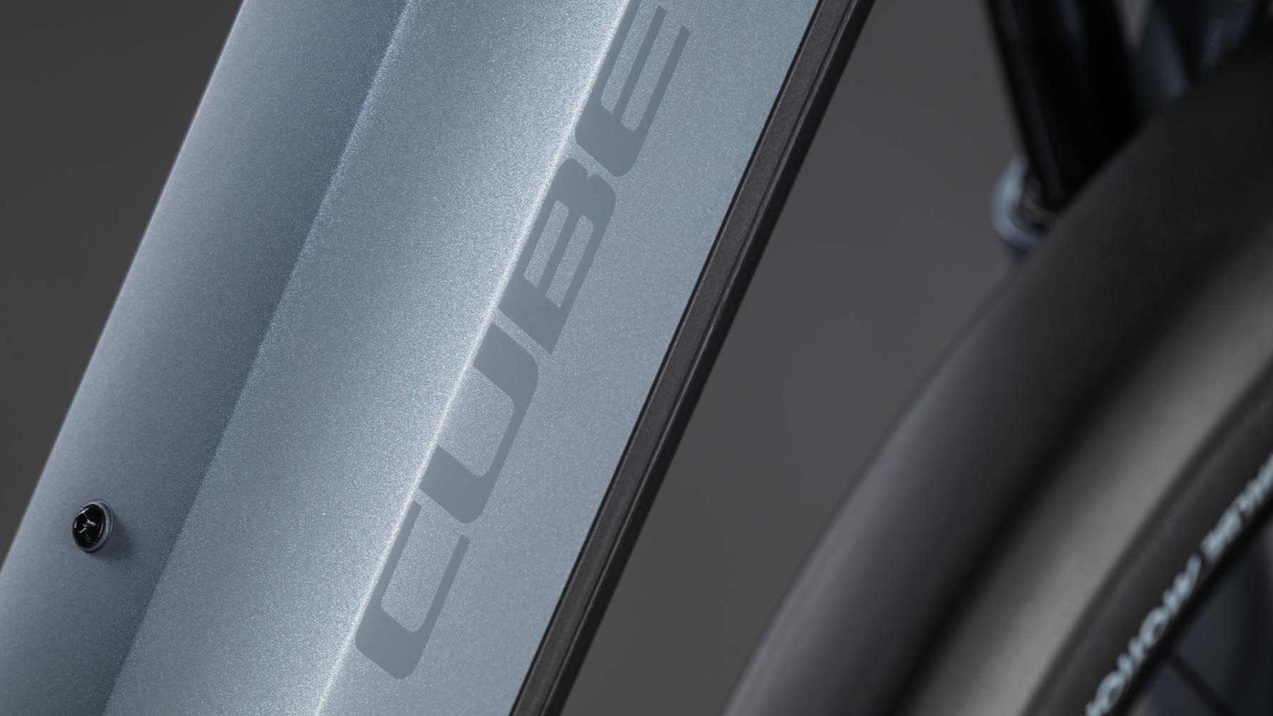 111202E-Cube-Touring-Hybrid-Pro-800-pearlgrey-n-grey-2026-EBike-Trekkingrad-Tiefeinsteiger-02