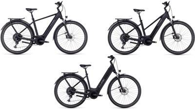 Zu sehen sind drei schwarze Cube Touring Hybrid ONE E-Bikes, jeweils mit einem Diamant-Rahmen, ein Trapez-Rahmen und ein Tiefeinsteiger-Rahmen.  