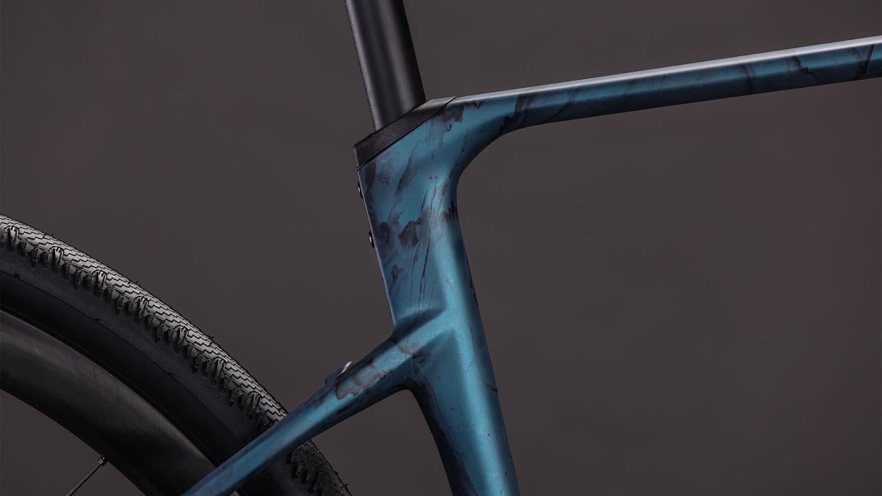 130600-Cube-Nuroad-C-62-SLT-royalgreen-n-fume-2026-Gravel-Bike-05