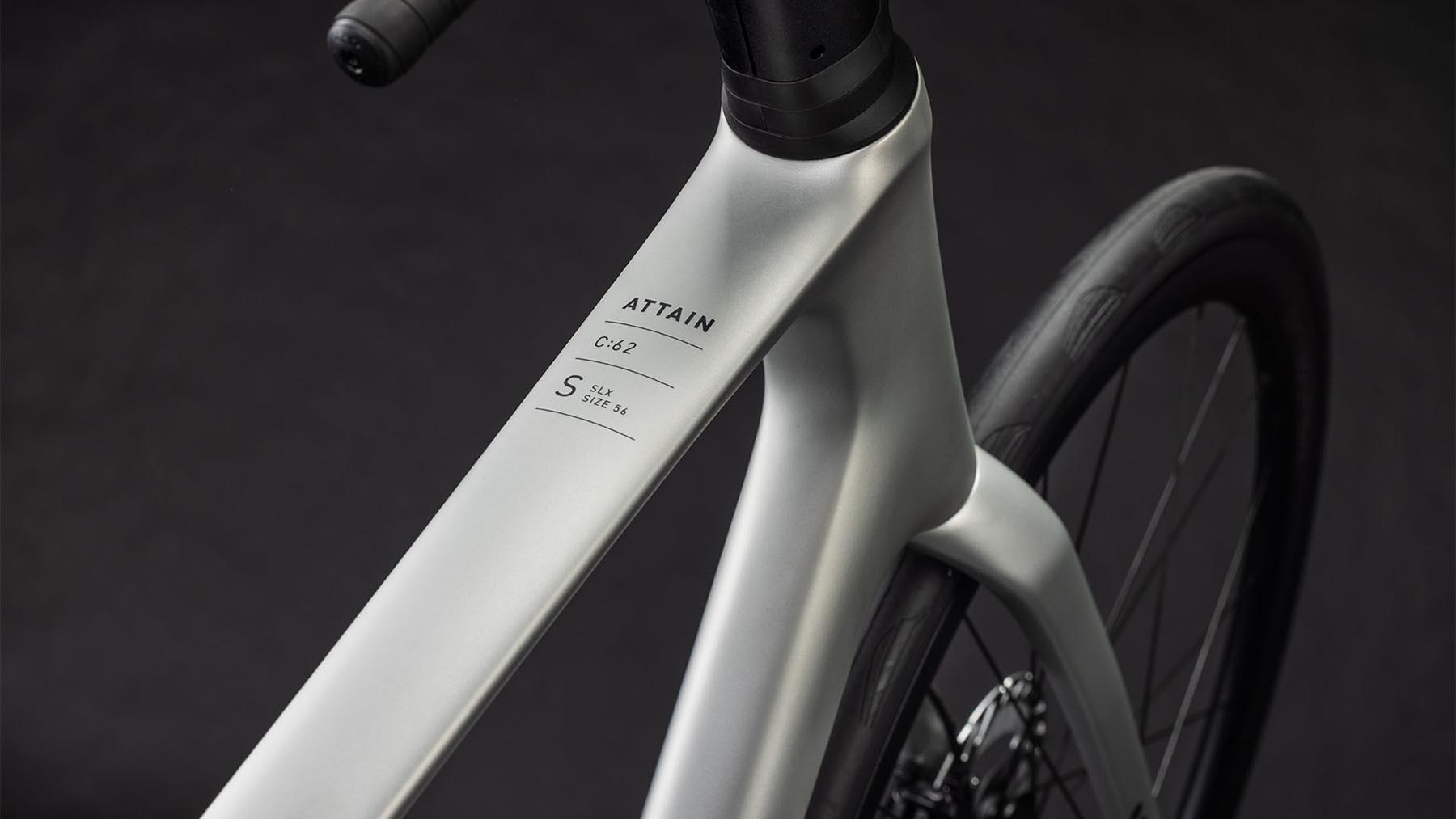125600-Cube-Attain-C-62-SLX-sleekgrey-n-prism-2026-Carbon-Rennrad-01