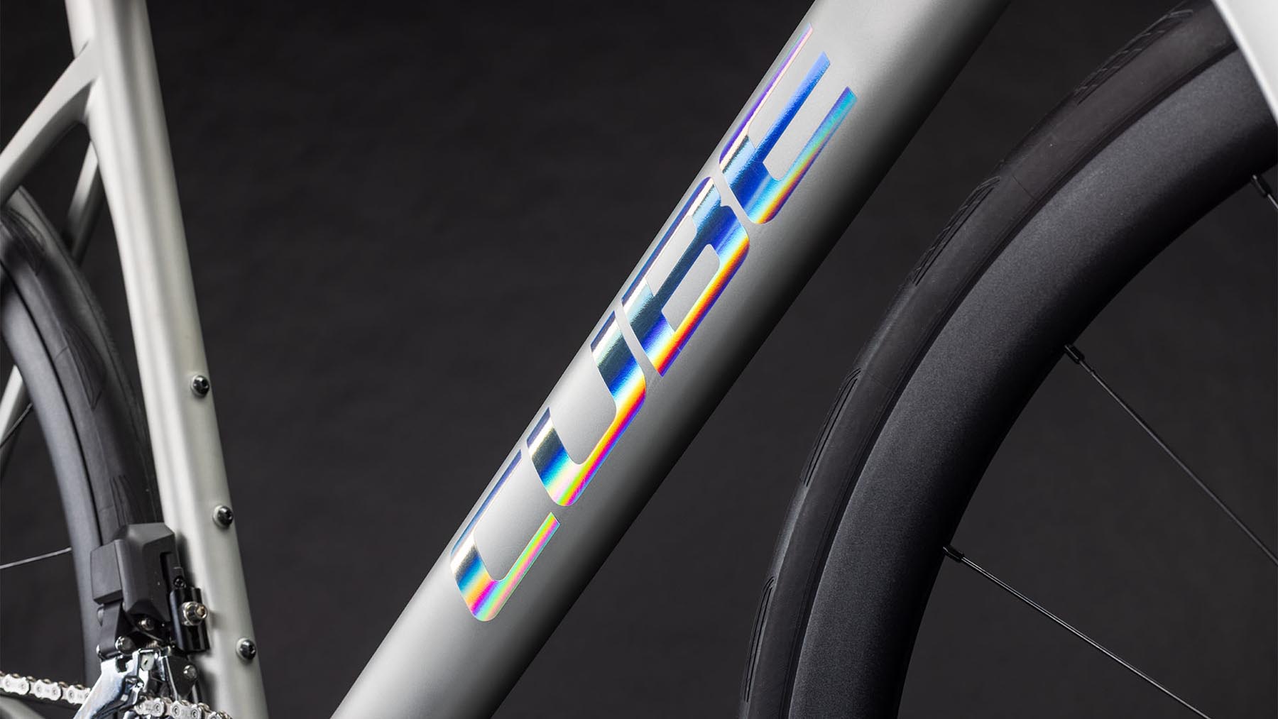 125600-Cube-Attain-C-62-SLX-sleekgrey-n-prism-2026-Carbon-Rennrad-03