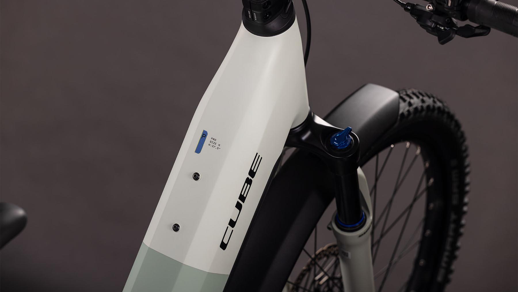 108352E-Cube-Reaction-Hybrid-Pro-800-FE-desertstone-n-driedherbs-2026-EBike-Hardtail-Mountainbike-Tiefeinsteiger-01