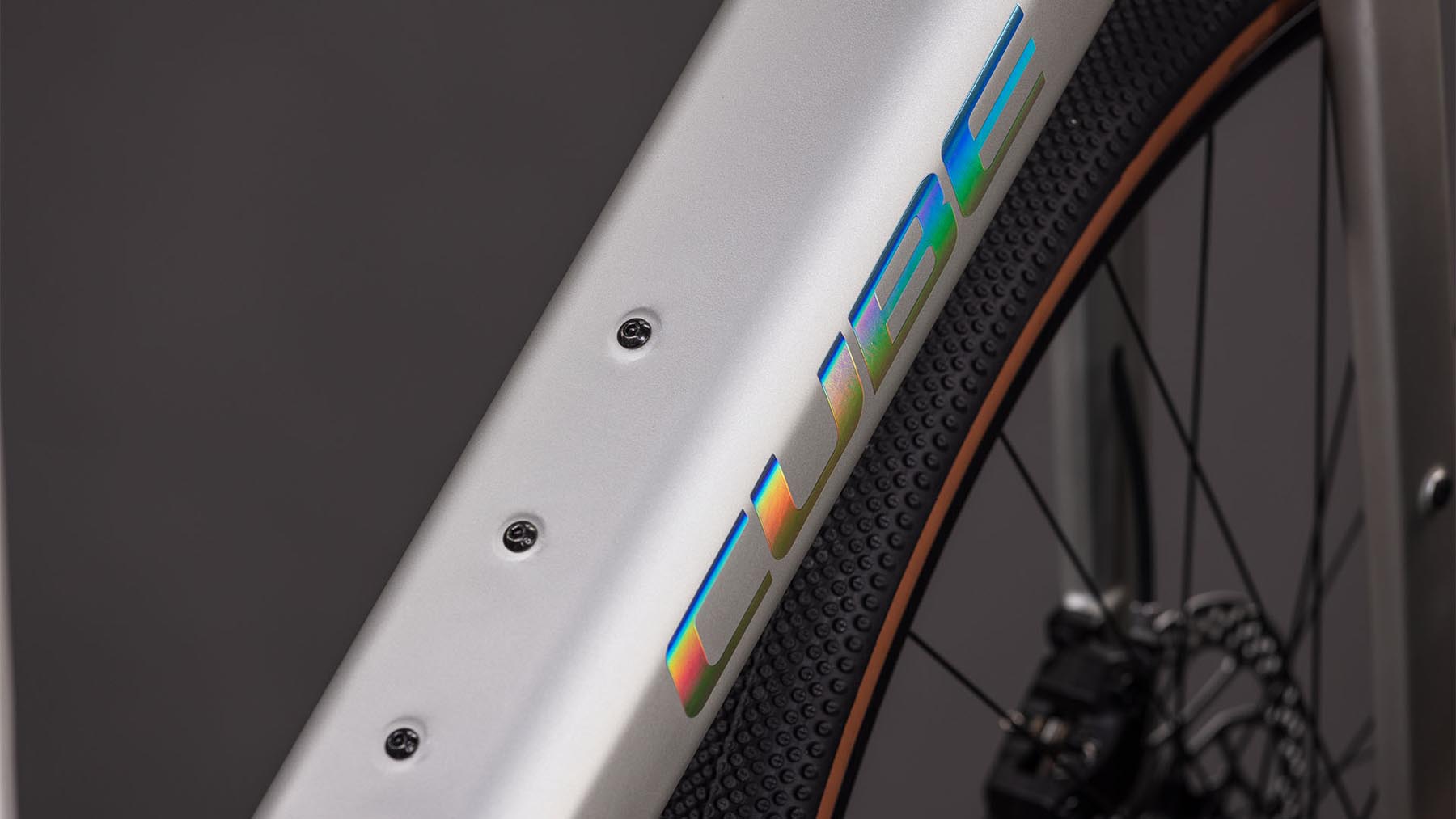 117500-Cube-Nulane-Hybrid-C-62-Race-400X-sleekgrey-n-prism-2026-EBike-Fitnessrad-Herren-04