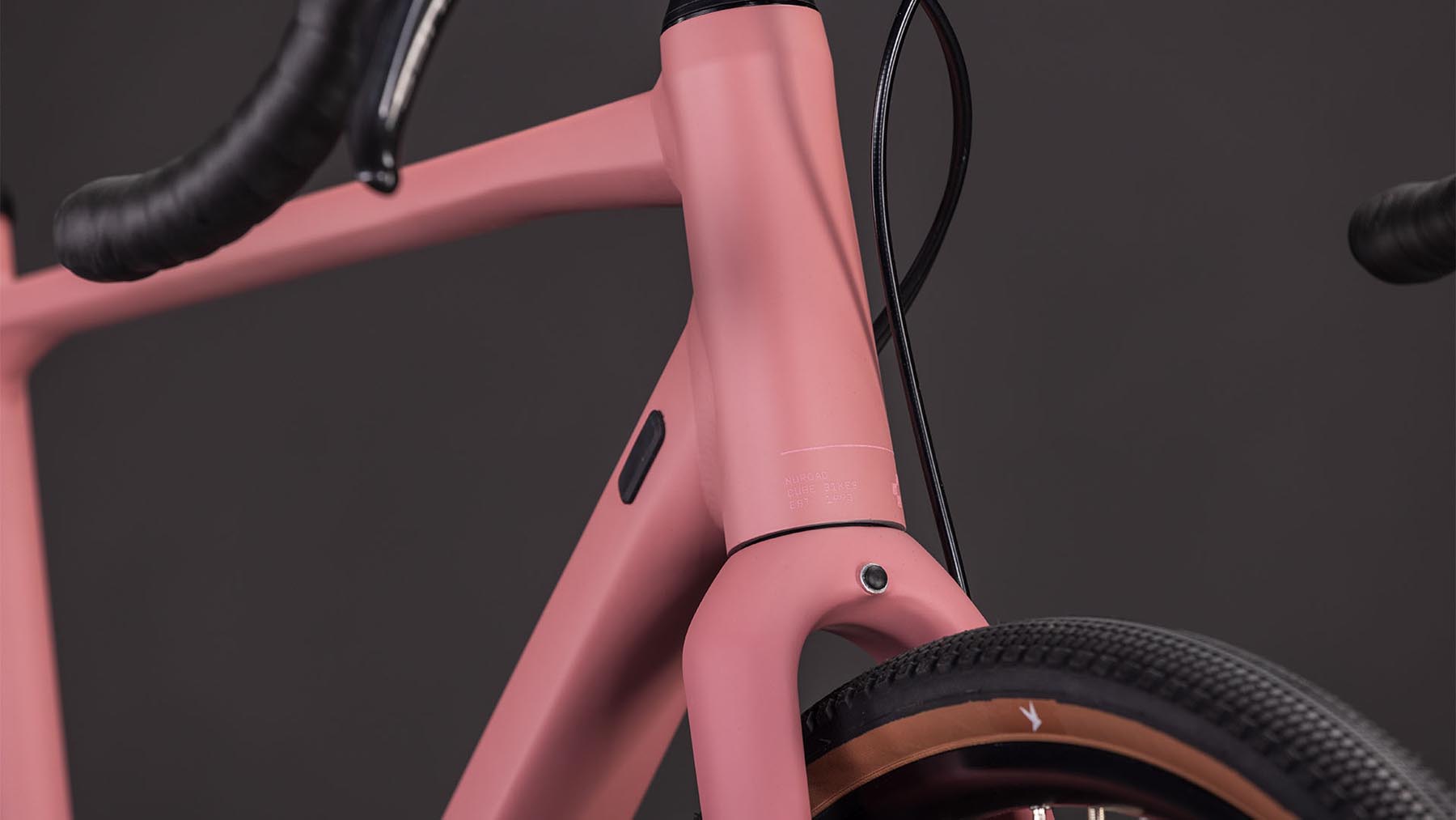 129210-Cube-Nuroad-ONE-ruby-n-puce-2026-Gravel-Bike-05