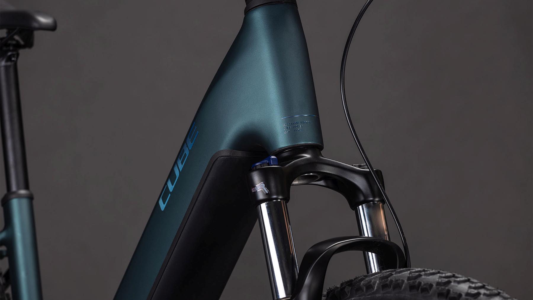 108122E-Cube-Reaction-Hybrid-ONE-800-royalgreen-n-prism-2026-EBike-Hardtail-Mountainbike-Tiefeinsteiger-05