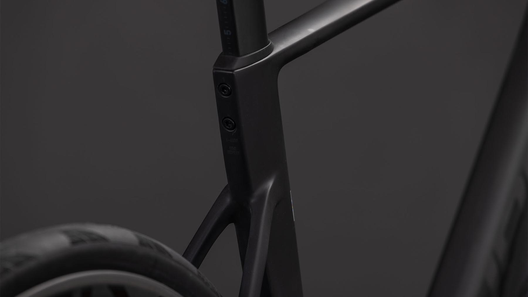 128200-Cube-Litening-AIR-C-68X-Race-blackline-2026-Carbon-Rennrad-02