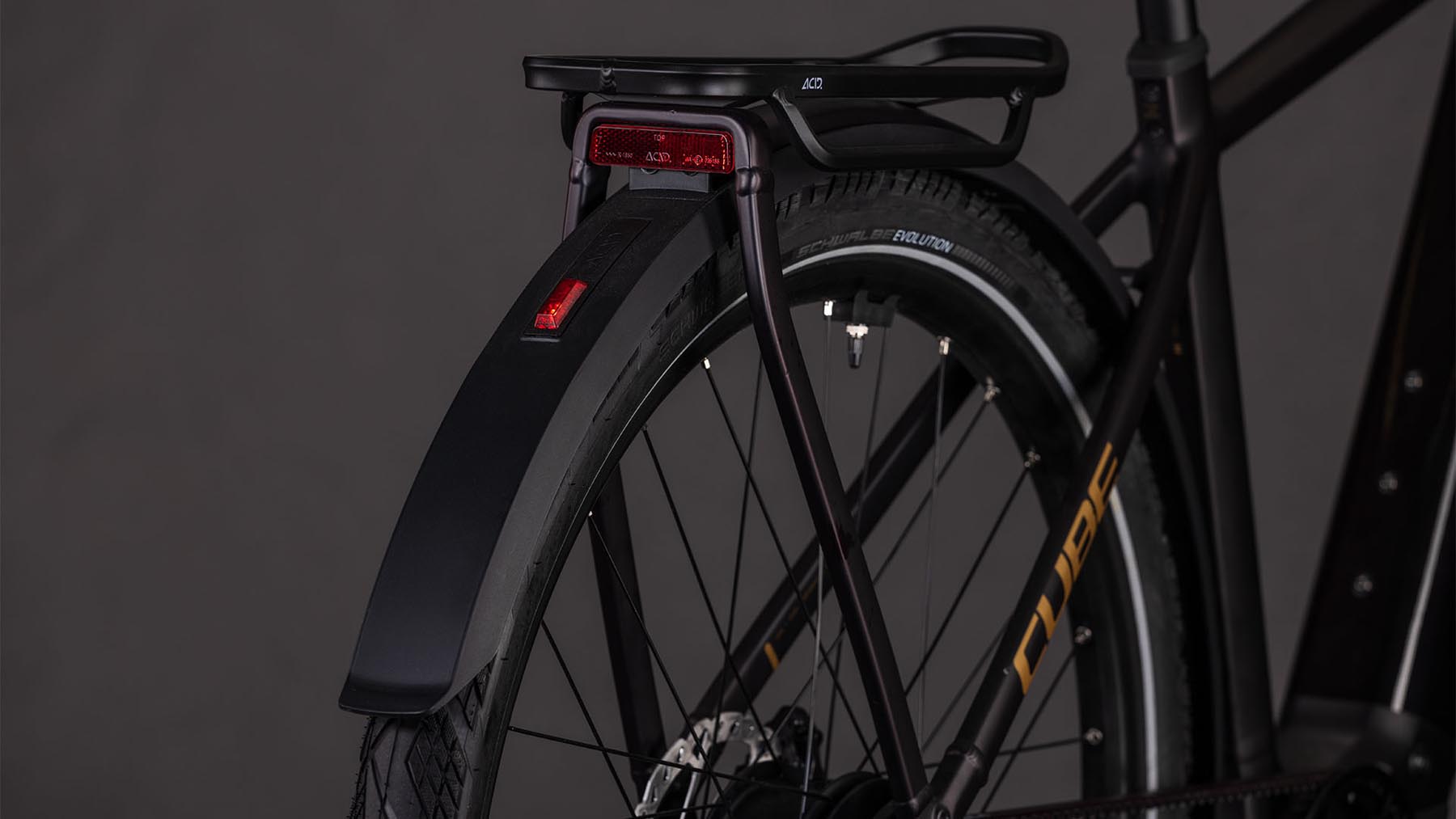 112700-Cube-Kathmandu-Hybrid-Comfort-SLX-800-solareclipse-n-gold-2026-EBike-Trekkingrad-Herren-04