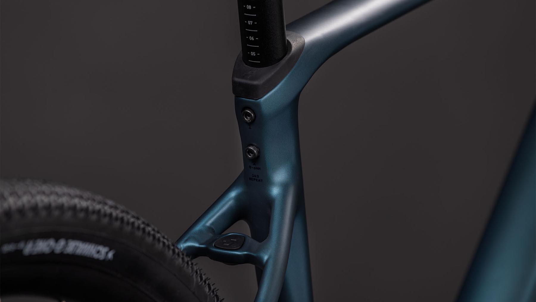 129450-Cube-Nuroad-Race-royalgreen-n-black-2026-Gravel-Bike-01