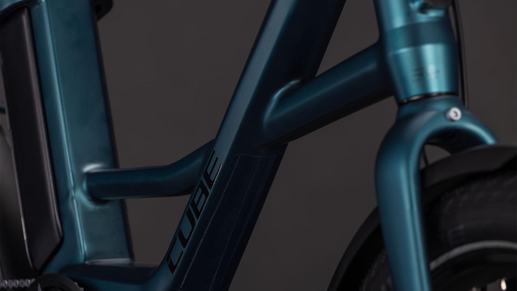 118300-Cube-Compact-Hybrid-545-royalgreen-n-black-2026-EBike-Kompaktrad-04