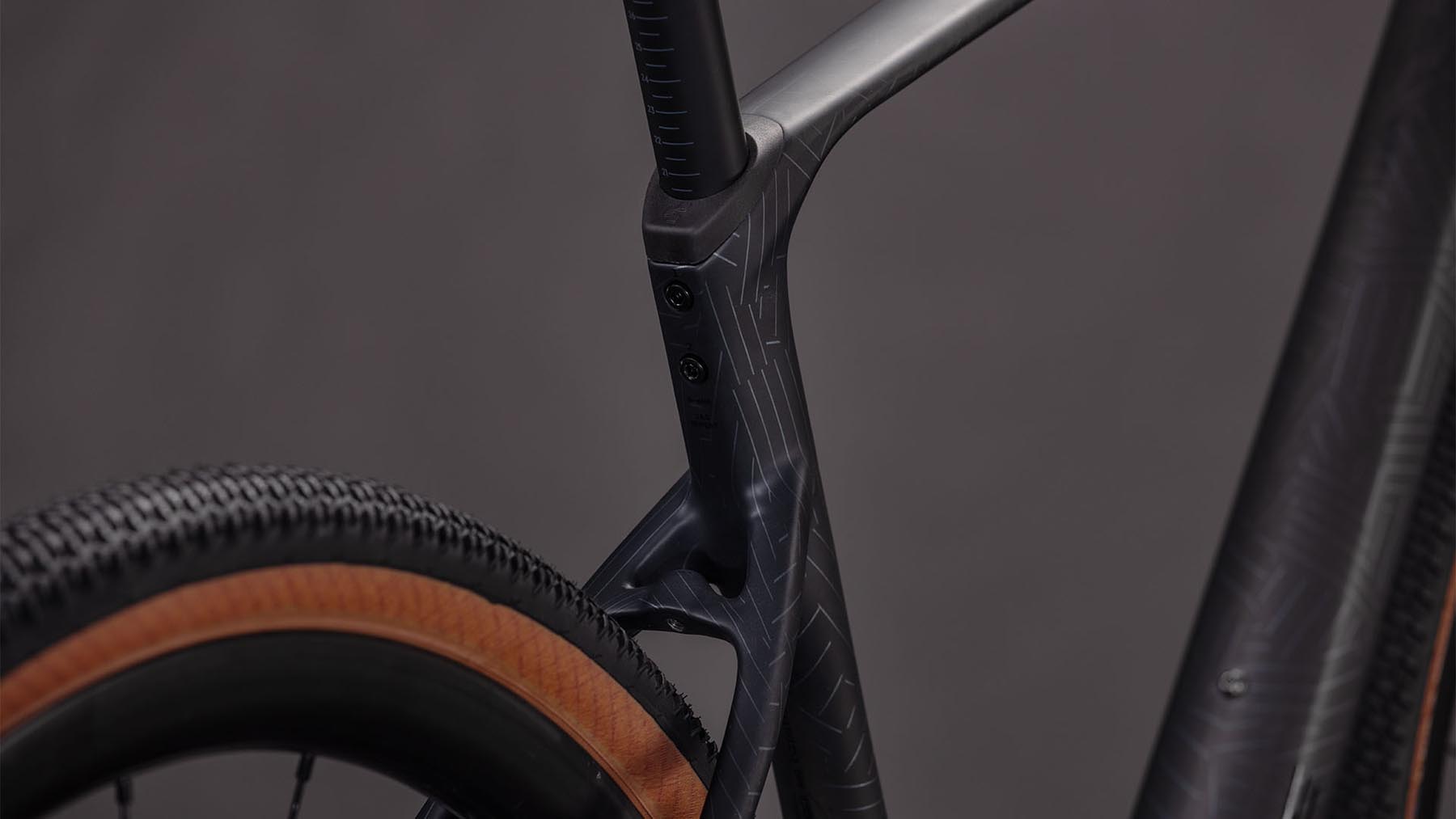130350-Cube-Nuroad-C-62-EXC-carbon-n-crisscross-2026-Gravel-Bike-05