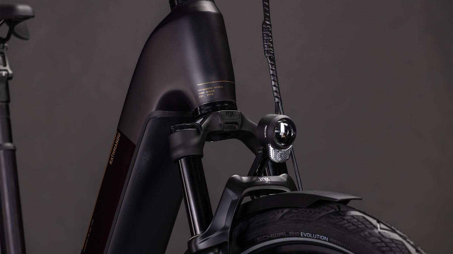 112702E-Cube-Kathmandu-Hybrid-Comfort-SLX-800-solareclipse-n-gold-2026-EBike-Trekkingrad-Tiefeinsteiger-05